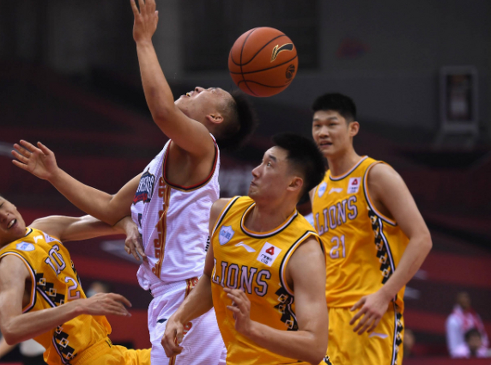 星空体育app-包含清晨CBA季后赛焦点战，山东男篮状态回暖，底气十足，纪律约束更严格的词条